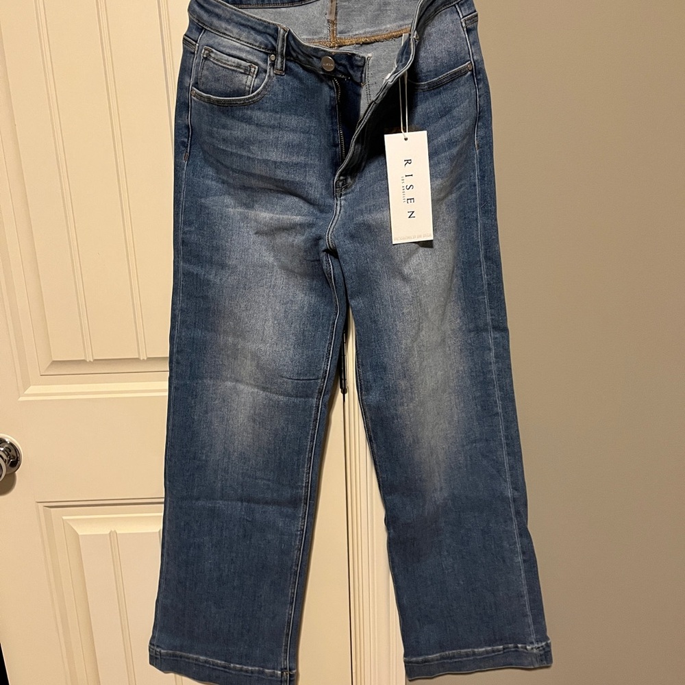 Women’s Straight Leg Jeans with Medium Wash and Classic Style